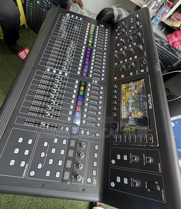 Midas M32 Live Digital Mixer · Photo 2