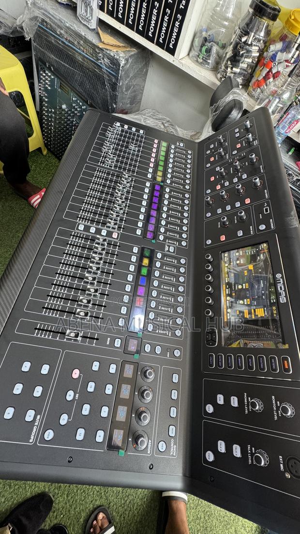 Midas M32 Live Digital Mixer · Photo 3