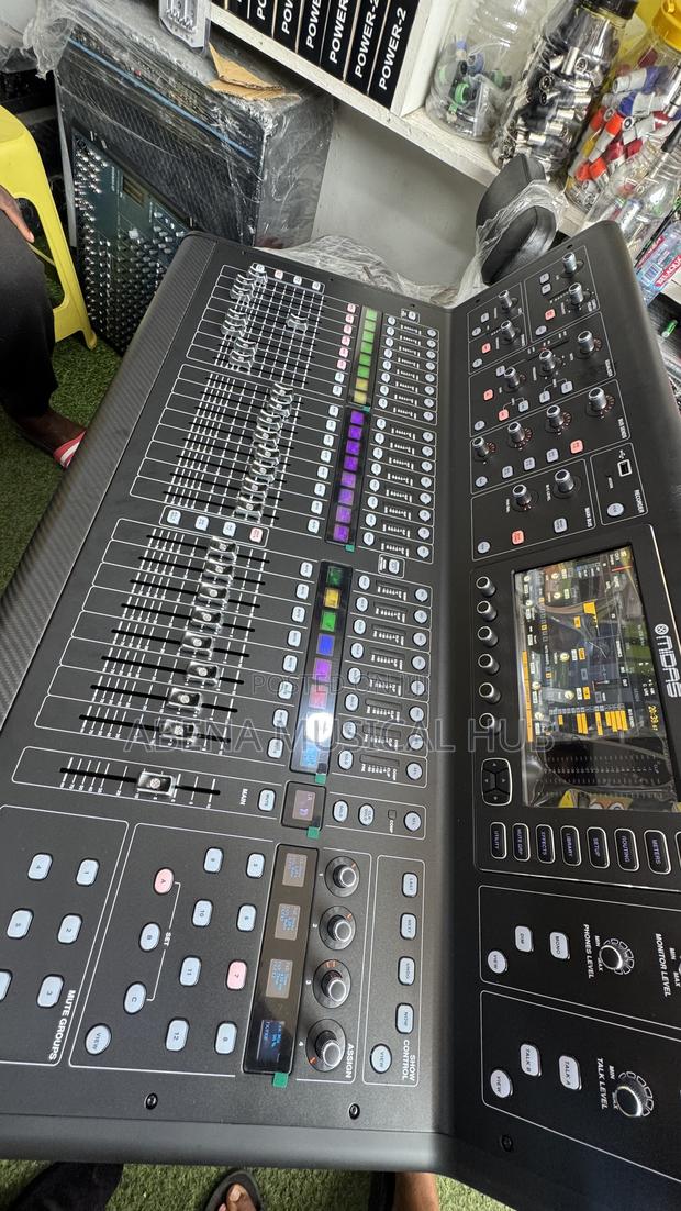 Midas M32 Live Digital Mixer · Photo 1