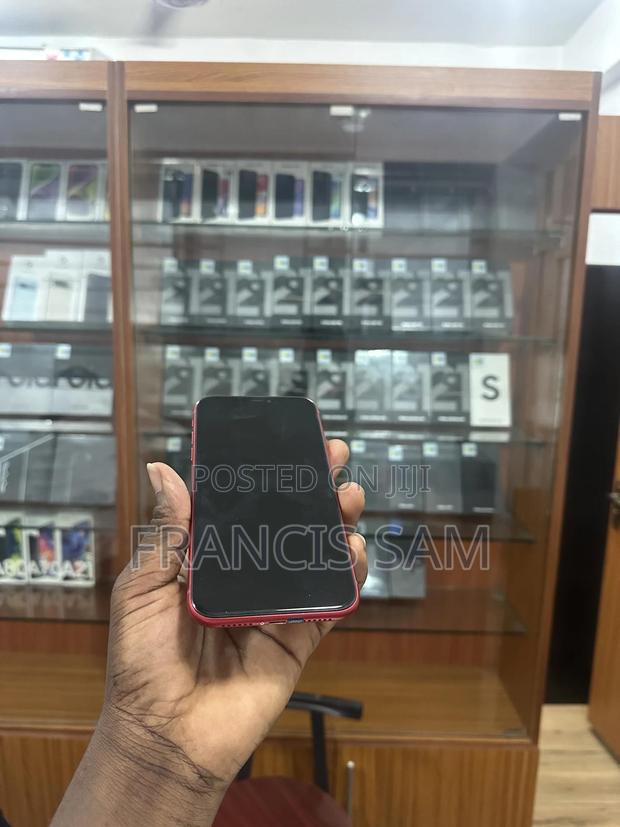 Apple iPhone 11 128 GB Red · Photo 3
