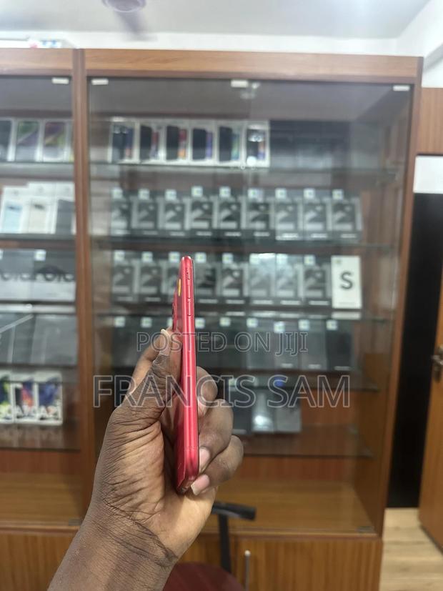 Apple iPhone 11 128 GB Red · Photo 4