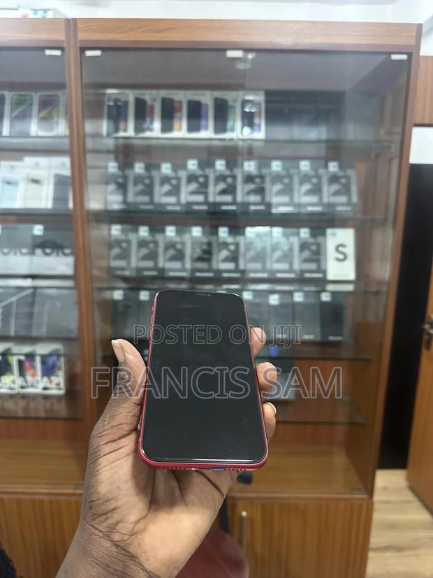 Apple iPhone 11 128 GB Red · Photo 5