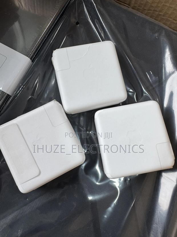 Apple 96w Usb-c Power Adapter For Macbook Pro · Photo 2