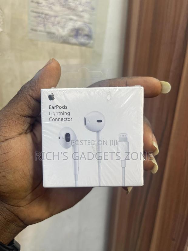 The Classic Wired Headset, Redesigned For Modern Apple Devices. · Photo 1