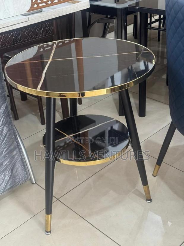 Restaurant Round Table · Photo 1