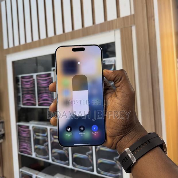 Apple iPhone 16 Pro Max 512 GB White · Photo 3