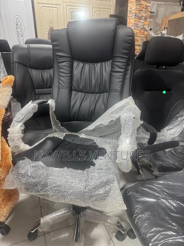 Modern Executive Swivel Chair · Photo 1