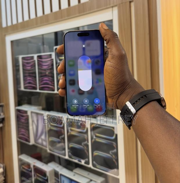 Apple iPhone 16 Pro 512 GB Gold · Photo 3
