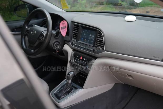 Hyundai Elantra 2018 White · Photo 7
