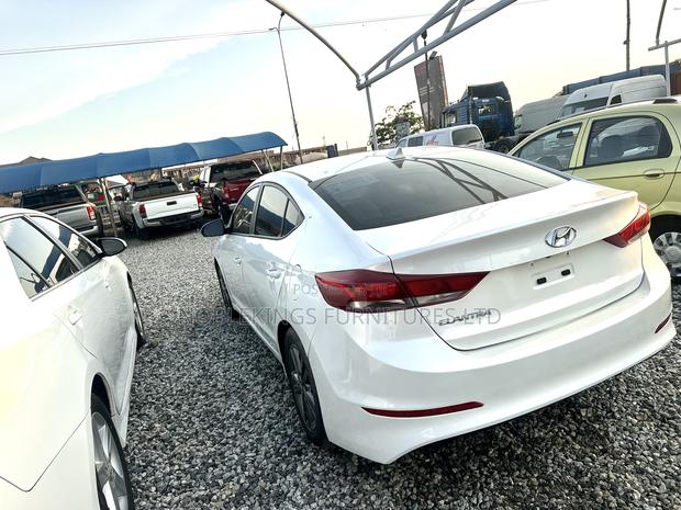 Hyundai Elantra 2018 White · Photo 5