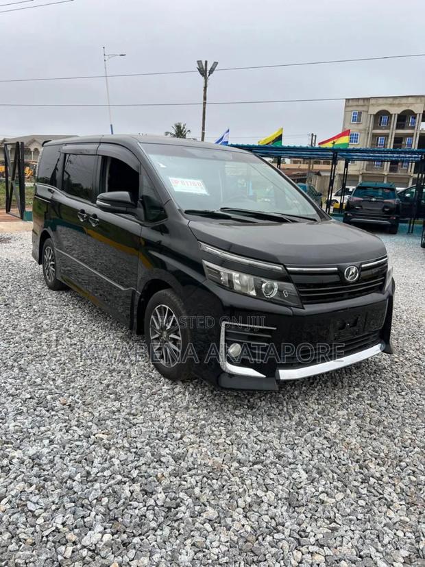 Toyota Voxy V 2WD 8-Seater 2016 Black · Photo 2