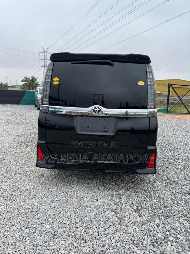 Toyota Voxy V 2WD 8-Seater 2016 Black · Photo 3