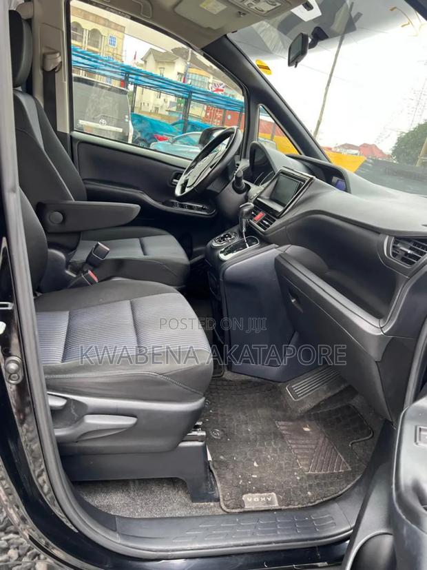 Toyota Voxy V 2WD 8-Seater 2016 Black · Photo 4