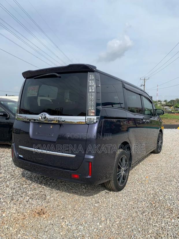 Toyota Voxy V 2WD 8-Seater 2016 Black · Photo 5