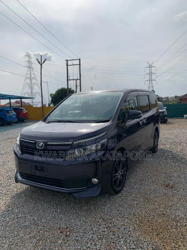 Toyota Voxy V 2WD 8-Seater 2016 Black · Photo 7