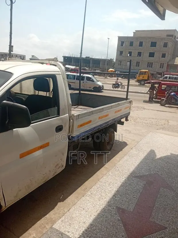 Hyundai H200 2010 White · Photo 1