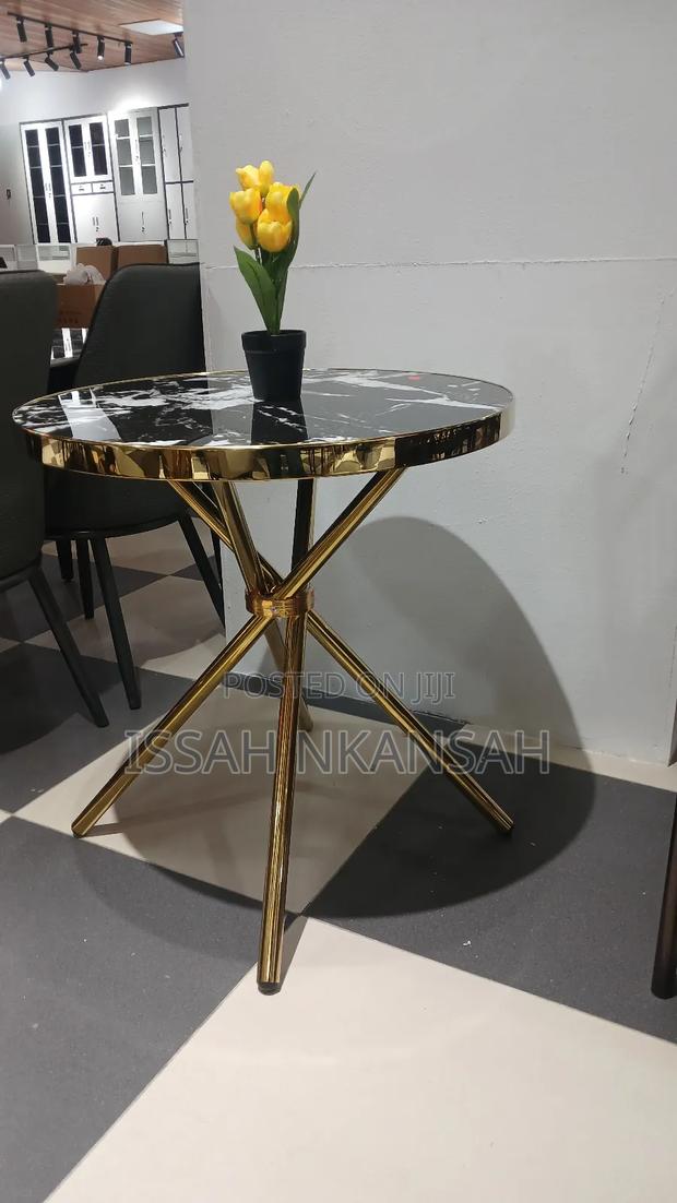 Marble Table · Photo 3