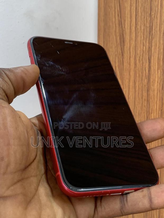 Apple iPhone 11 128 GB Red · Photo 3