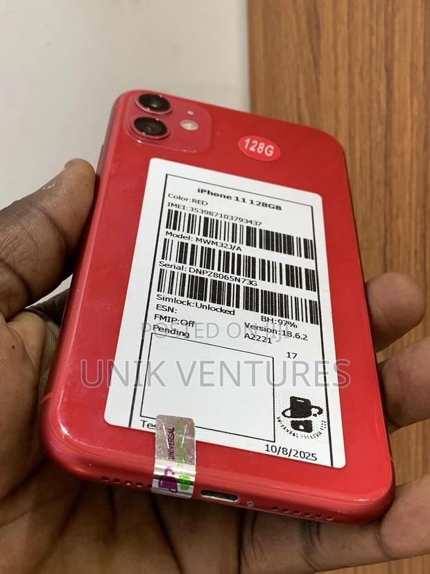 Apple iPhone 11 128 GB Red · Photo 4