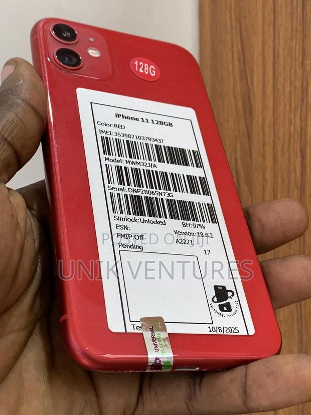 Apple iPhone 11 128 GB Red · Photo 5
