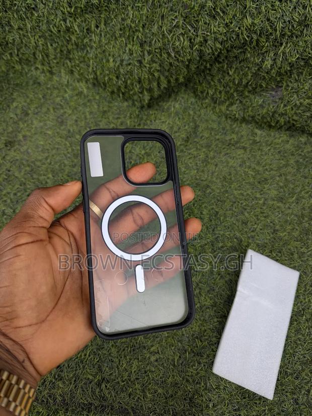 iPhone 16 Plus / 16 Pro Max Clear Case With Black · Photo 2