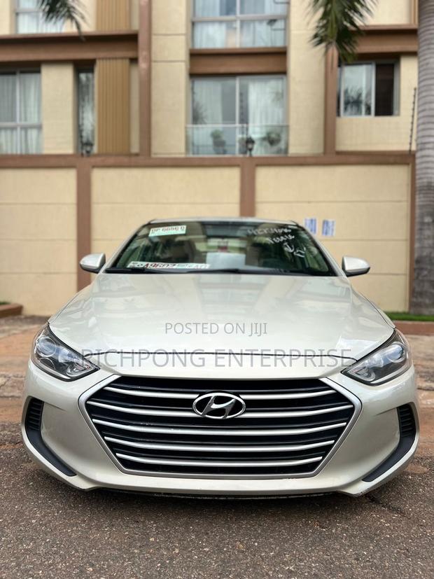 Hyundai Elantra SE Sedan FWD (2.0L 4cyl 6M) 2017 Pearl · Photo 2