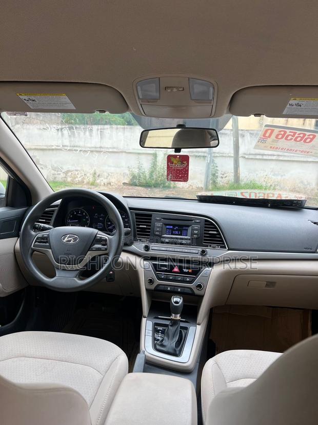 Hyundai Elantra SE Sedan FWD (2.0L 4cyl 6M) 2017 Pearl · Photo 4