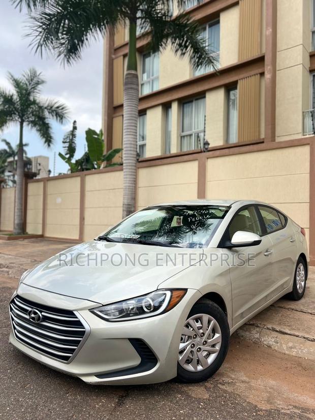 Hyundai Elantra SE Sedan FWD (2.0L 4cyl 6M) 2017 Pearl · Photo 3