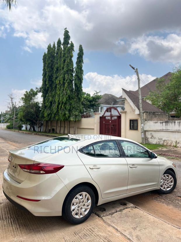 Hyundai Elantra SE Sedan FWD (2.0L 4cyl 6M) 2017 Pearl · Photo 5