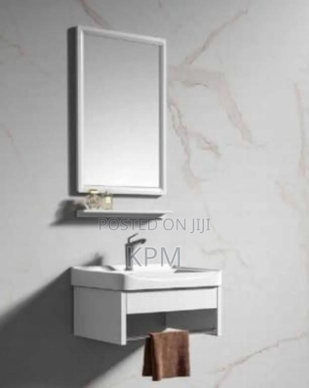 Cabinet Counter Top Mirrored Wash Hand Basin · Photo 1