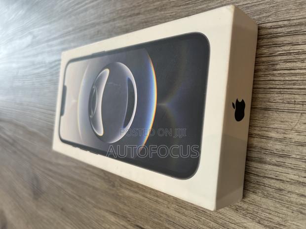 New Apple iPhone 16e 128 GB Black · Photo 5