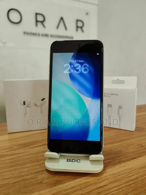 Apple iPhone SE (2020) 64 GB White · Photo 3