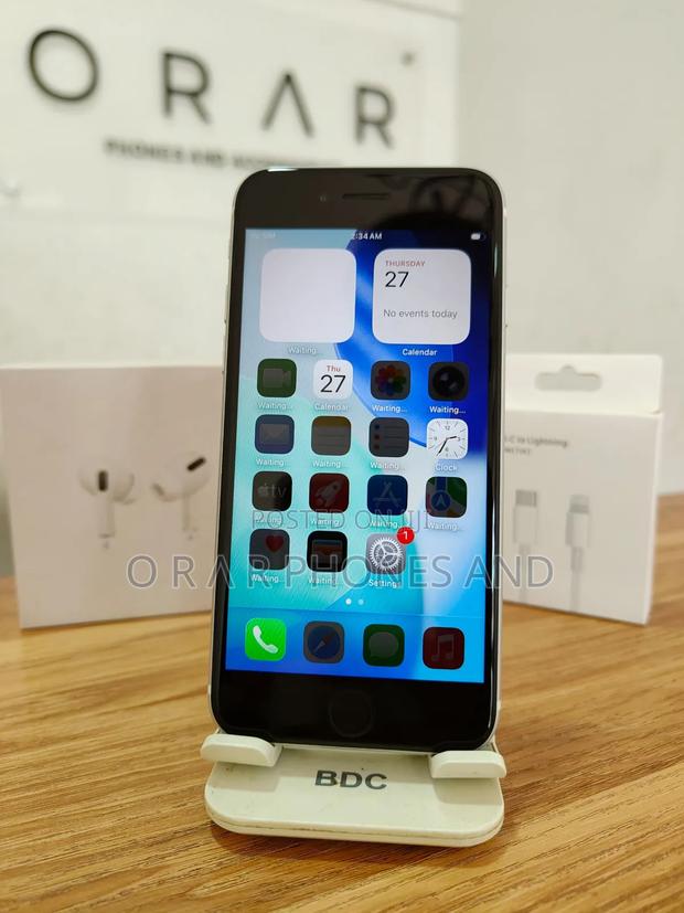 Apple iPhone SE (2020) 64 GB White · Photo 1