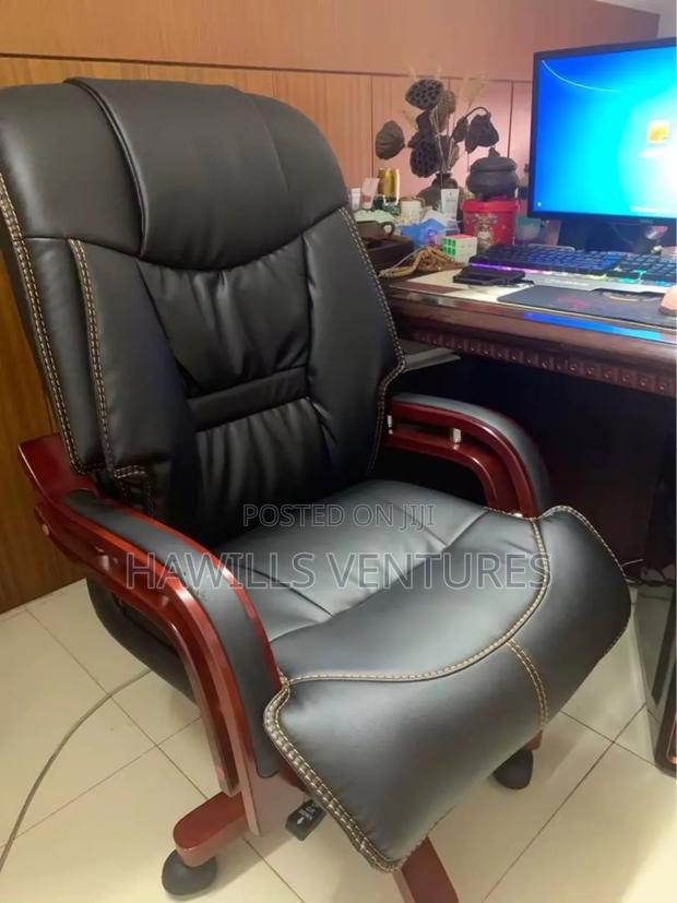 Quality Leather Ligt Chair · Photo 1