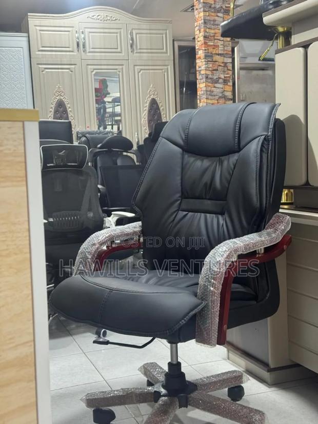 Leather Swivel Chair · Photo 1