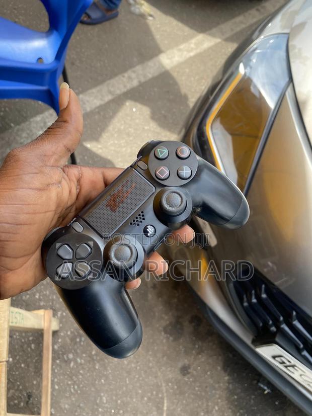 Original Playstation 4 Controller · Photo 2