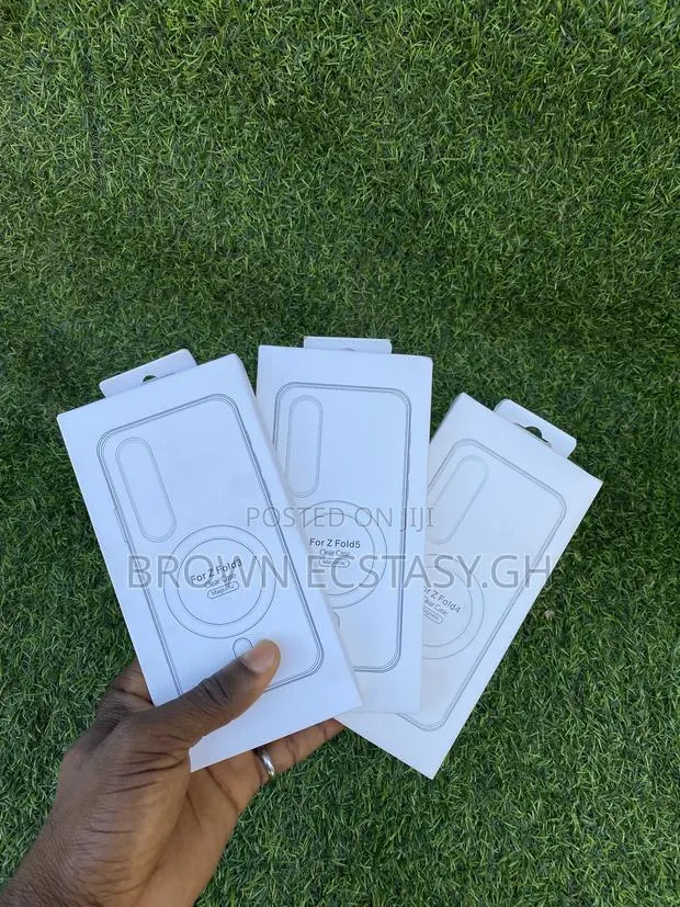 Galaxy Z Fold 3/4/5/6/7/8 Ultra Transparent Case · Photo 3