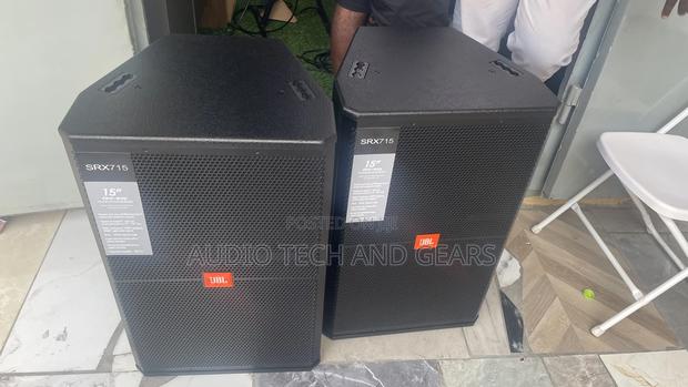 JBL Srx715 Short Range Speakers With Stand · Photo 2