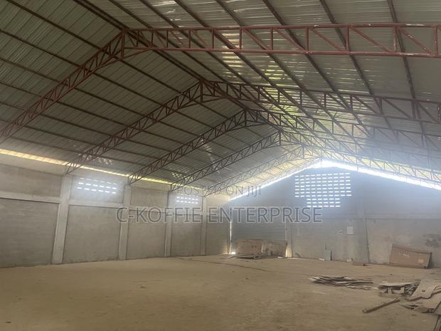 800 SQM Warehouse at Amasaman Kpobiman · Photo 2