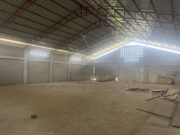 800 SQM Warehouse at Amasaman Kpobiman · Photo 3