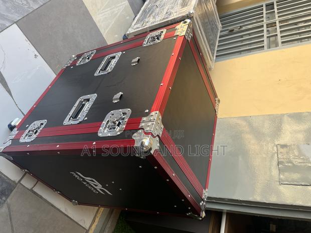 Amplifier Rack 16u- Red · Photo 3