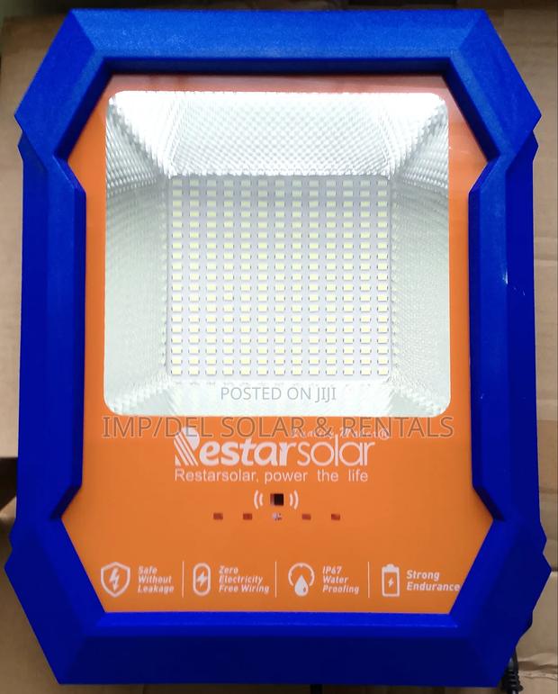 300w Solar Led Floodlight With Panel, Remote Control, Timer Functions · Photo 3