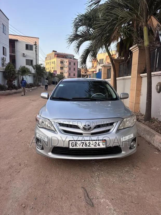 Toyota Corolla 2013 Silver · Photo 1