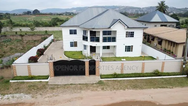 10bdrm House in Pokuase Kumasi Road, Accra Metropolitan for sale · Photo 1
