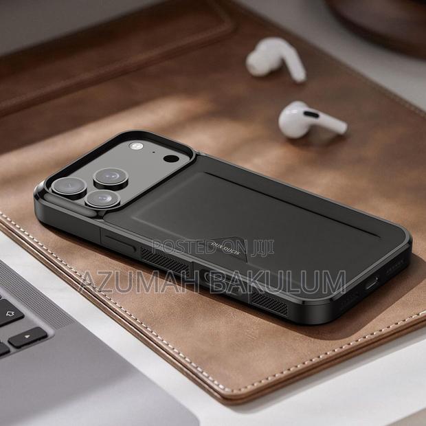 17 Pro Max / 17 Pro Pocard Series Case · Photo 3