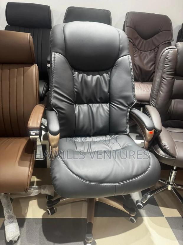 Office Leather Swivel Chair · Photo 1