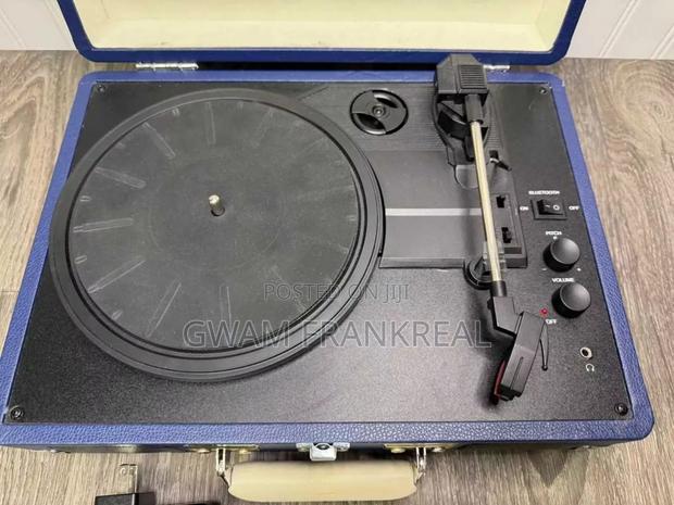 Crosley Cruiser Deluxe Portable 3-Speed Turntable/Record Player · Photo 3