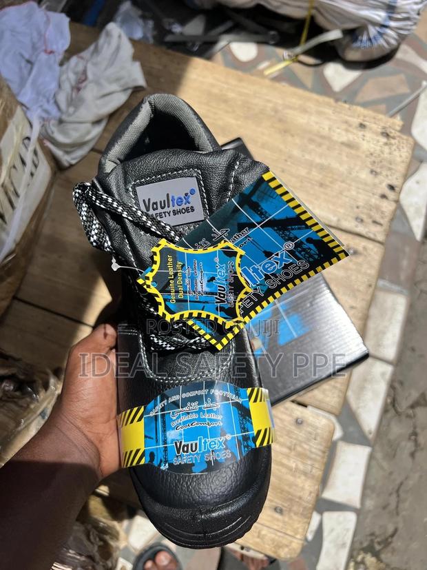 Safety Shoe · Photo 2