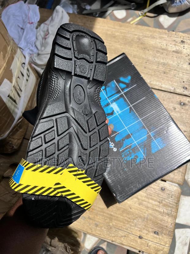 Safety Shoe · Photo 4