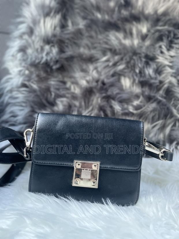 Givenchy Small Gv3 Crossbag · Photo 2